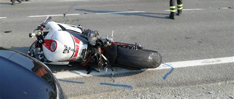 Incidente Mortale Moto Si Scontra Con Un Furgone Perde La Vita Un