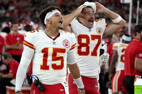 Travis Kelces Impressive Catch Surprises Taylor As Mahomes Throws A Pass From The Stage Marca