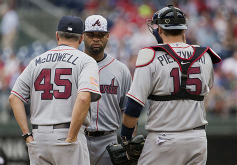 Atlanta Braves relief pitcher Joel De La Cruz, center, listens to ...