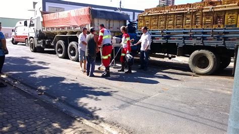 Bom Dia Piedade Caminhão sem freio bate em basculante na marginal e