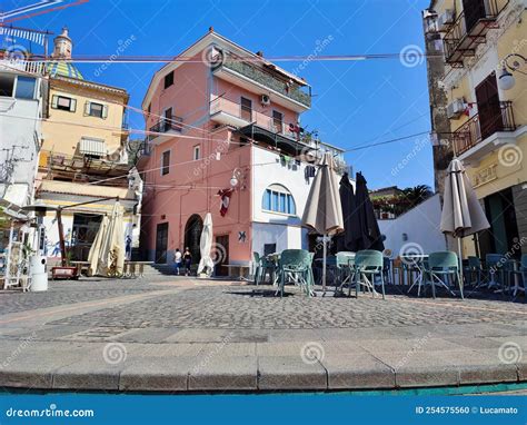 Vietri Sul Mare Piazza Ferrigno Tra I Vicoli Del Centro Storico Imagen