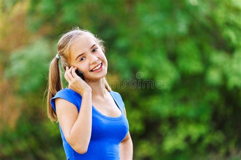 Adolescente Que Fala No Telefone De Pilha Imagem De Stock Imagem De