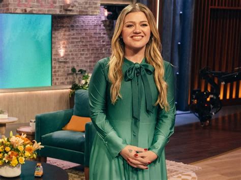 Kelly Clarkson Stuns In Green Gown Ahead Of First NYC Winter: Photos