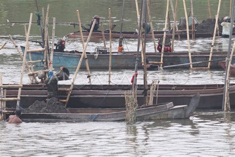 Tambang Pasir Ilegal Sungai Brantas Antara Foto