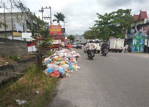 Goriau Jalanan Kota Pekanbaru Dipenuhi Tumpukan Sampah