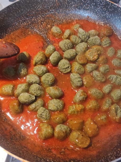 Gnocchi Di Patate E Spinaci Con Pomodorini Del Piennolo E Feta Greca