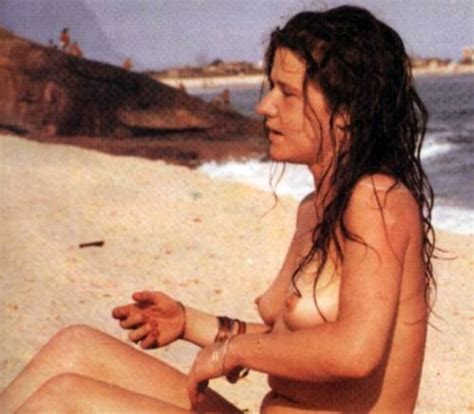 Estas son las fotos perdidas que Janis Joplin se tomó en la playa de