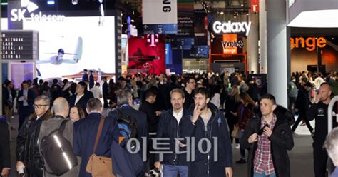 포토 MWC 2023 개막 첫날 이모저모 이투데이