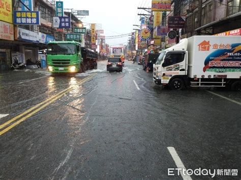 雨炸桃園！八德桃鶯路「水淹到膝蓋」 警調工地挖土機開路排水 Ettoday生活新聞 Ettoday新聞雲