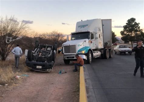 Vuelca tras ser chocado por tráiler en la Vialidad Sacramento Canal