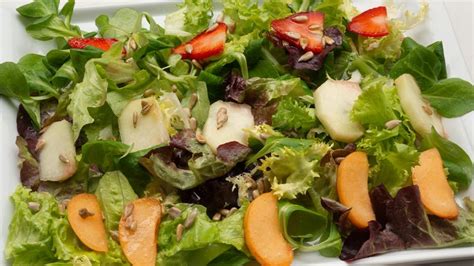 Ensalada de lechugas variadas y fruta de Karlos Arguiñano