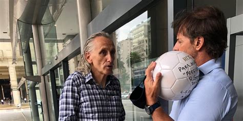 Lacalle Pou Recibió Una Pelota De Robert Carmona El Futbolista Más