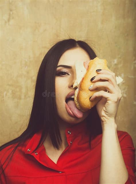 La Jolie Femme Sexy Affam E De Brune Mange Le Grand Sandwich Ou