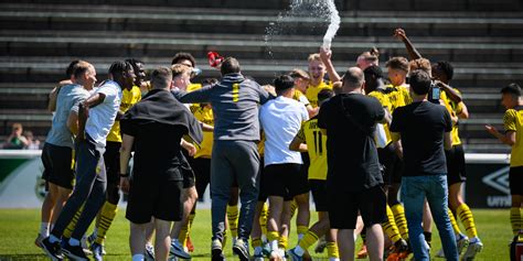 Viele Bilder BVB U19 Zieht Ins Finale Ein Und Feiert Auf Schalke Trotz