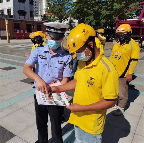 【创建全国文明城市】“一盔一带”整治宣传 守护群众人身安全头盔居民电动车