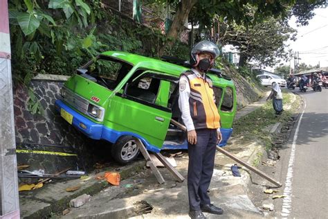 Diduga Rem Blong Angkot Di Bogor Tabrak Tembok