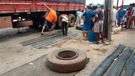 Bahia Borracheiro Morre Ap S Pneu De Carreta Explodir Durante Conserto