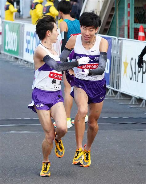 ＜第98回箱根駅伝・鶴見中継所＞2区・田沢（右）にたすきをつなぐ駒大1区・唐沢（撮影・木村 揚輔） ― スポニチ Sponichi Annex