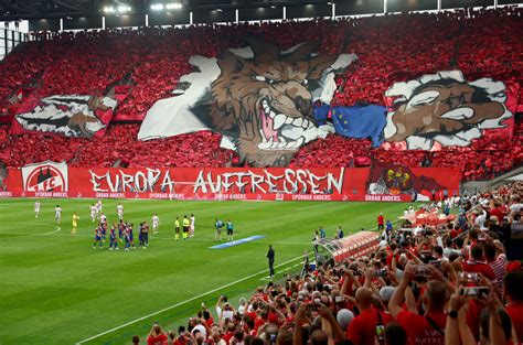 90PLUS Köln Fans lassen Nizza rot erstrahlen