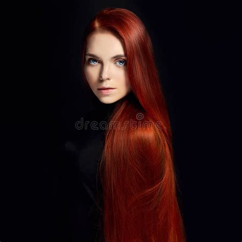 Belle Fille Rousse Sexy Avec De Longs Cheveux Portrait Parfait De Femme