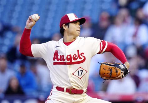 大谷翔平 試合中の左上腕ピッチコム操作 審判から不正投球「疑われましたね（笑）」大リーグデイリースポーツ Online