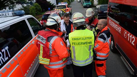 Zimmerbrand Mutter Will Kind Retten Und Wird Lebensbedrohlich Verletzt