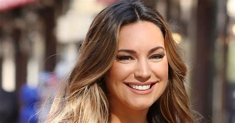 Kelly Brook suite à sa transformation elle exhibe ses courbes dans un bikini Sextant Revue
