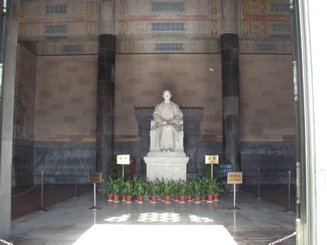 Sun Yat-sen Mausoleum in Nanjing - the tomb of a respected Chinese ...