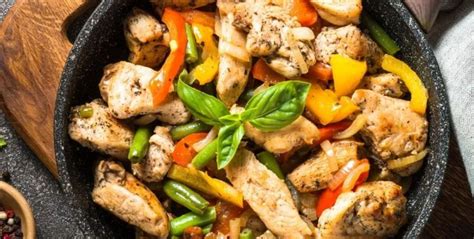 Receta fácil de salteado de verduras con pollo ideal para la cena MUI