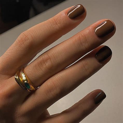 7 cores de esmalte que vão ser tendência no outono 2023 Beleza Vogue