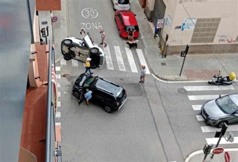 Auxili A Dos Ferits En Un Accident Amb Un Cotxe Bolcat