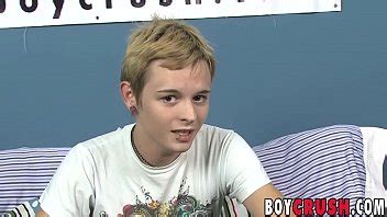 Buen Chico Responde Preguntas Antes De Desnudarse Y Masturbarse Xvideos