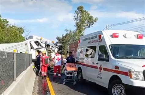 Fuerte accidente entre un tráiler y una camioneta de transporte de