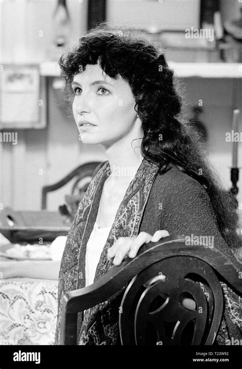 Cross Creek 1983 Mary Steenburgen Date 1983 Stock Photo Alamy