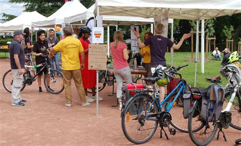 Le Coteau Le V Lo Tait En F Te Au Parc B Cot