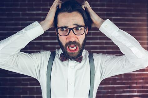 Hombre Preocupado Con La Cabeza En Las Manos Mirando A Otro Lado Foto