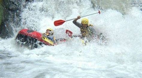 Ndayung Rafting Menguji Adrenalin Dengan Arum Jeram