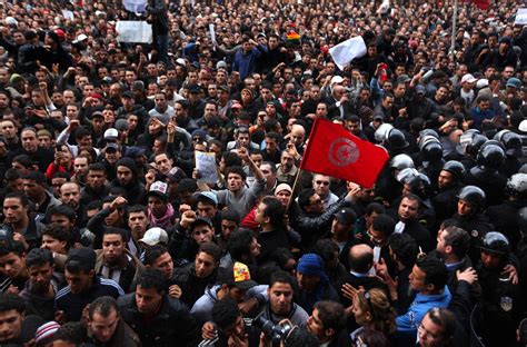 En Tunisie lopposition désunie manifeste contre le président