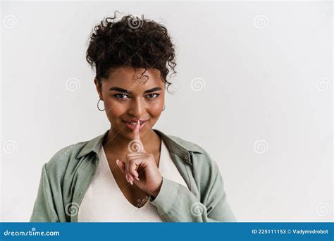 Joven Negra Con Camisa Sonriendo Y Mostrando Gesto De Silencio Imagen