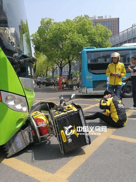 驾驶电动车逆向行驶 义乌外卖小哥撞上公交车 义乌事故 义乌新闻