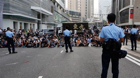 Police in Hong Kong remove pro-democracy protesters' barricades | CTV News