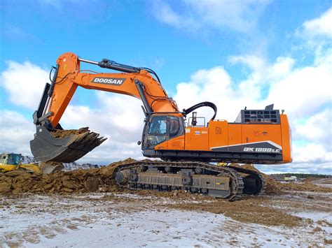 Europes First Doosan Dx1000lc 7 100 T Excavator Starts Work Lectura