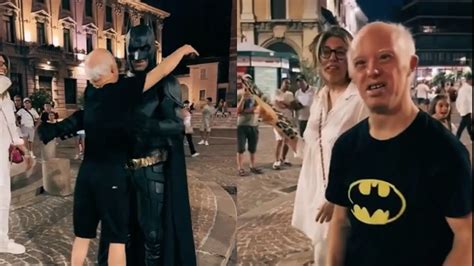 Vídeo La emotiva reacción de este hombre al ver a Batman se hace viral