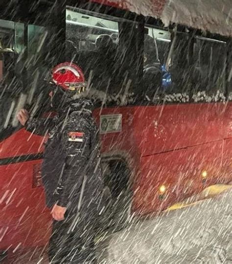 Snijeg izazvao kaos u Srbiji Autobus zaglavio vatrogasci cijelu noć