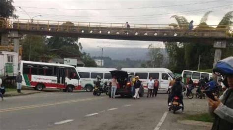 Cierre Total En La V A Cali Popay N Conductores Atravesaron Buses En