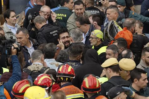 Foto Rostro Con Barro Tensi N Descontrol Y Lanzamiento De Objetos A