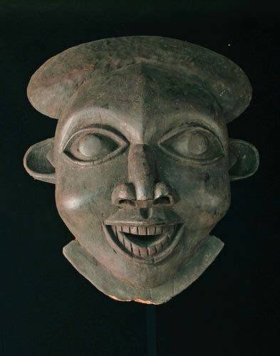 Well-known African mask – Masks of the World