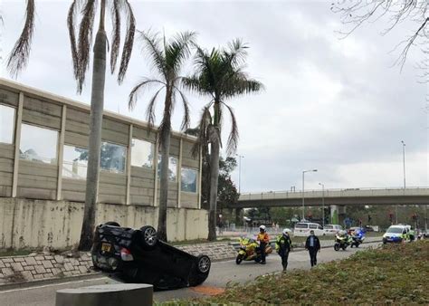 天水圍私家車撞壆「反肚」 司機頭傷送院｜即時新聞｜港澳｜on Cc東網