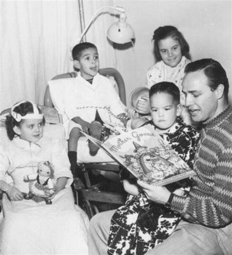 Marlon Brando reading a book to children; black & white | Marlon brando children, Marlon brando ...