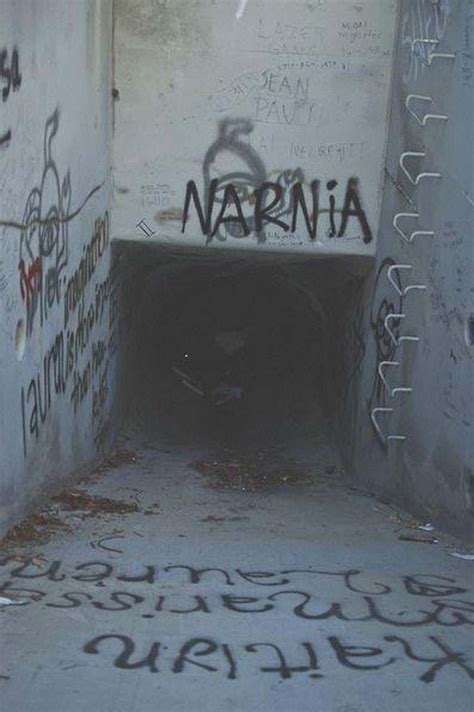 Creepy Graffiti In Abandoned Buildings That Will Haunt Your Nightmares ...